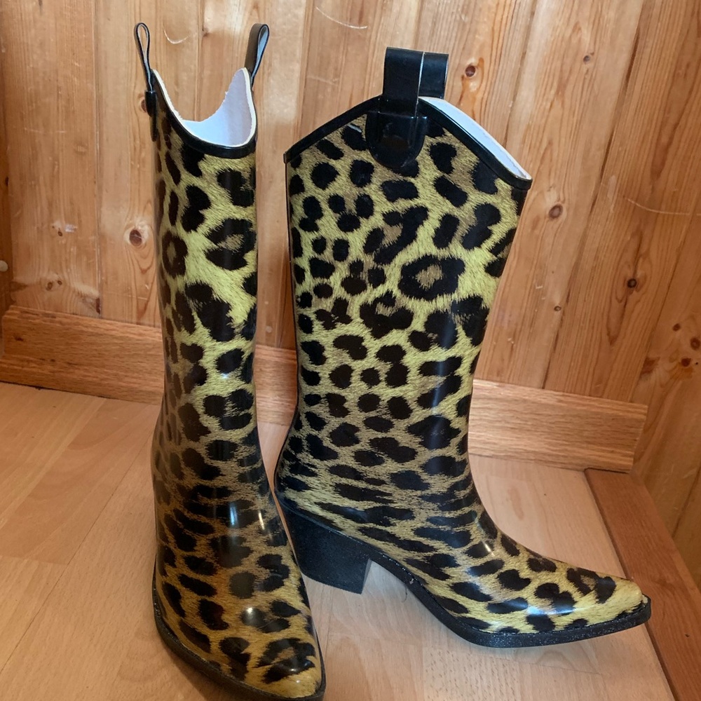 ⭐️SALE⭐️Western-style Rubber Boots in Leopard Print New Never Worn women’s size8